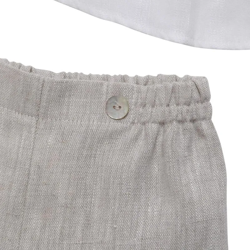 Creme-Hemd mit beigen Shorts