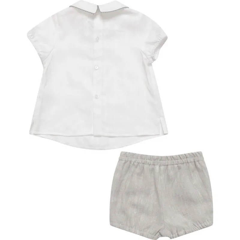 Creme-Hemd mit beigen Shorts