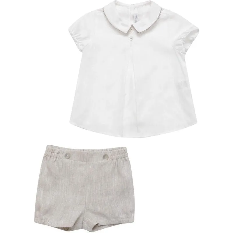 Creme-Hemd mit beigen Shorts