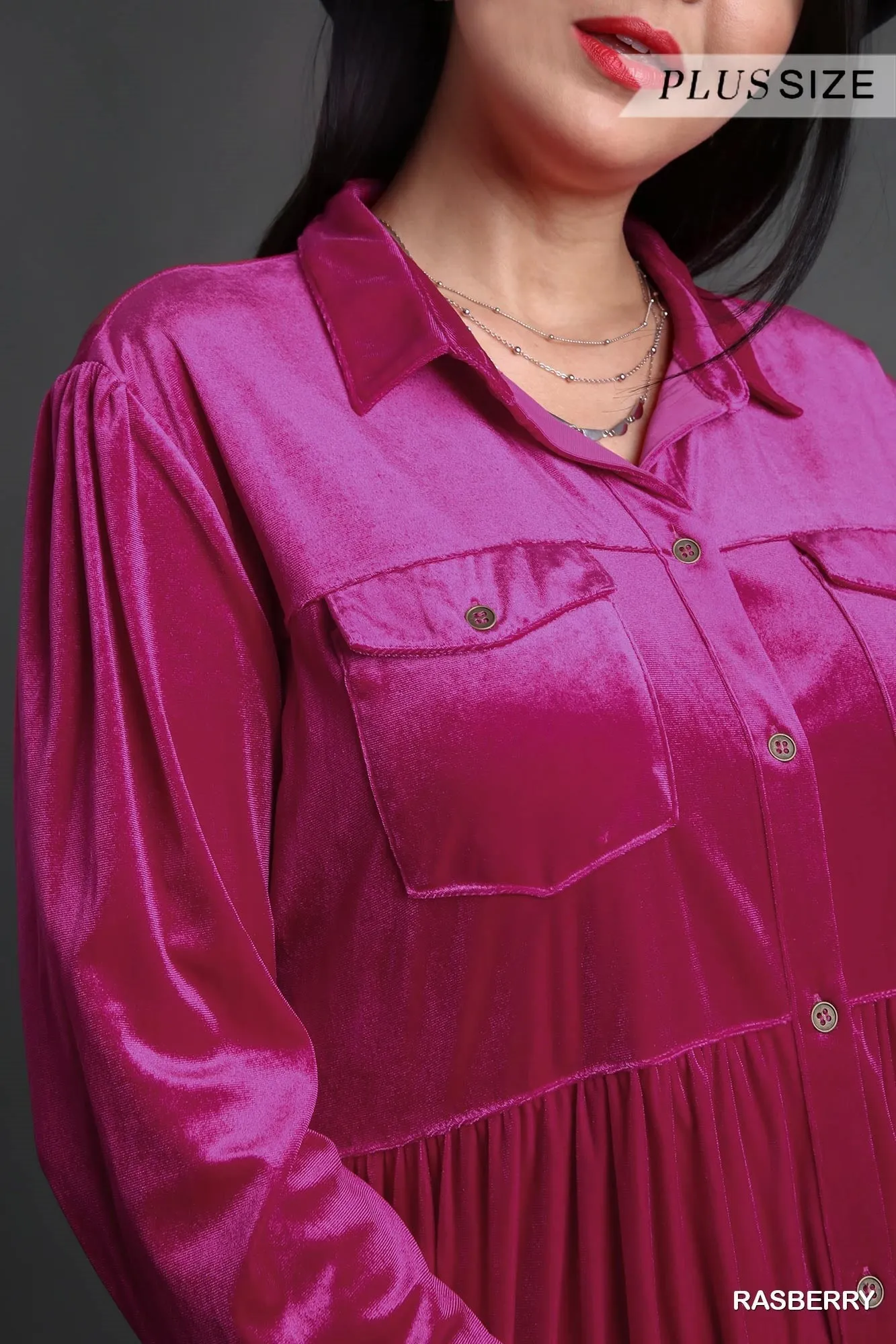 KURVENREICHES HIMBEER-SAMTKLEID