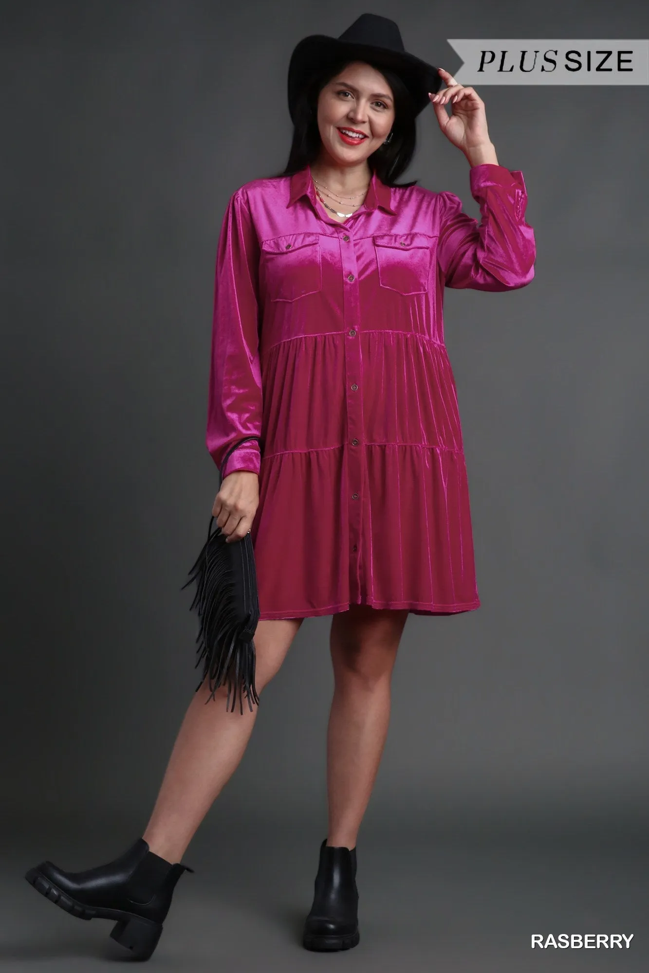 KURVENREICHES HIMBEER-SAMTKLEID