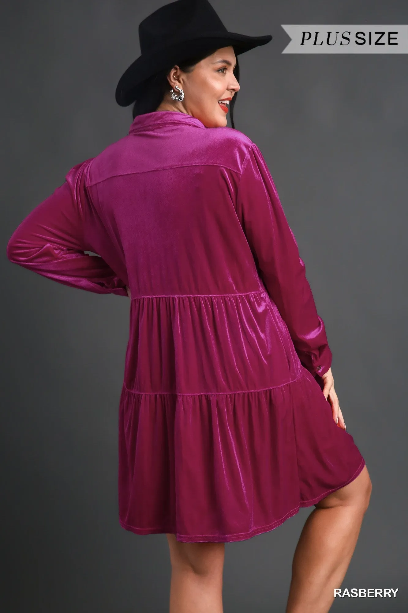 KURVENREICHES HIMBEER-SAMTKLEID