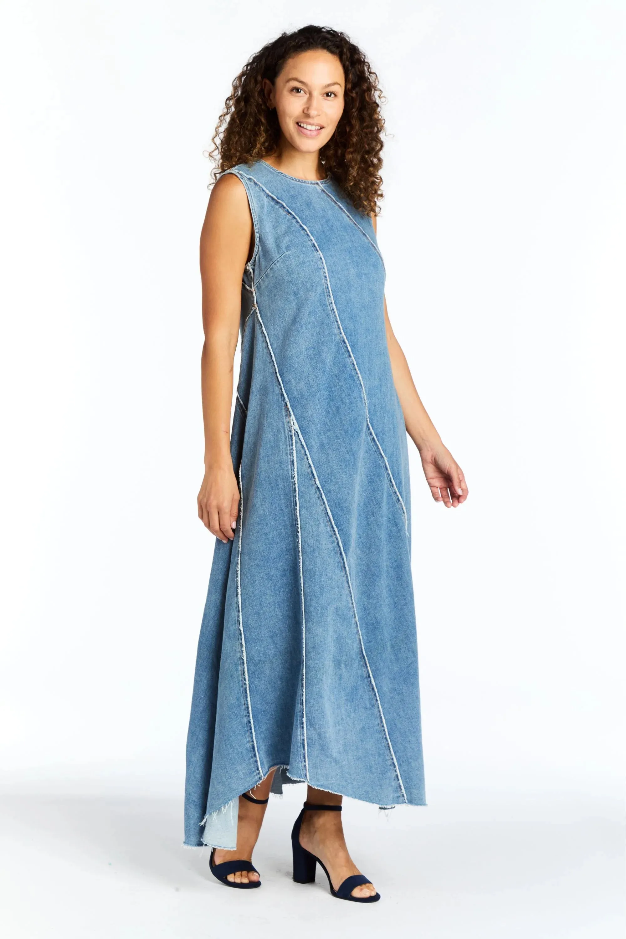 Diagonal geschnittenes Maxikleid mit Denim-Einsätzen