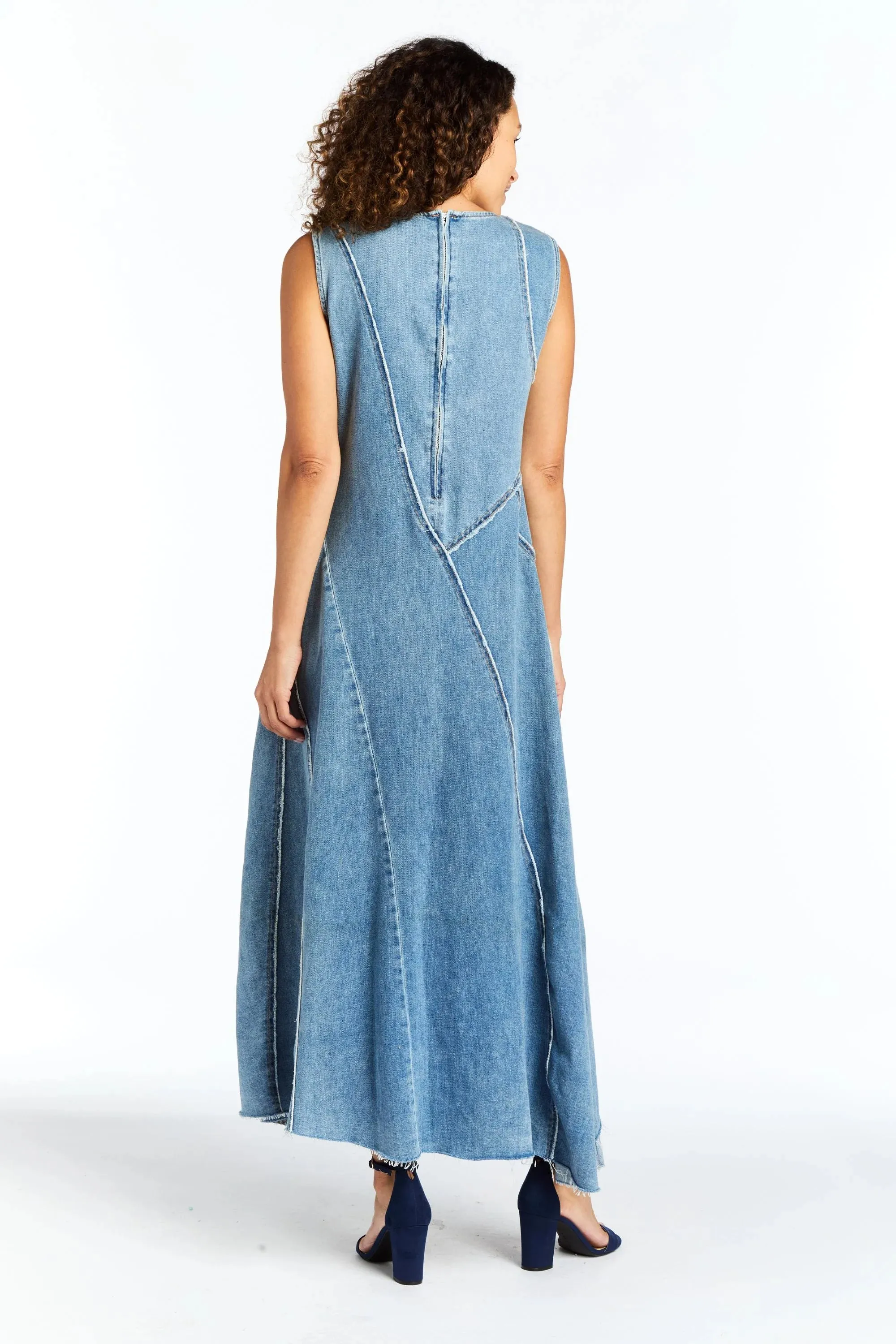 Diagonal geschnittenes Maxikleid mit Denim-Einsätzen