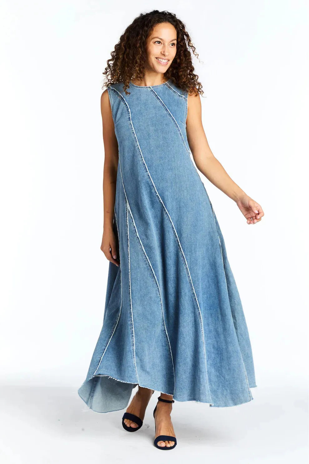 Diagonal geschnittenes Maxikleid mit Denim-Einsätzen