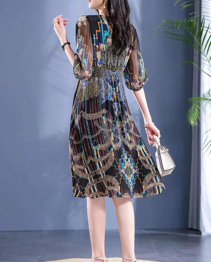 Elegantes bedrucktes V-Ausschnitt A-Line Seiden-Midi-Kleid