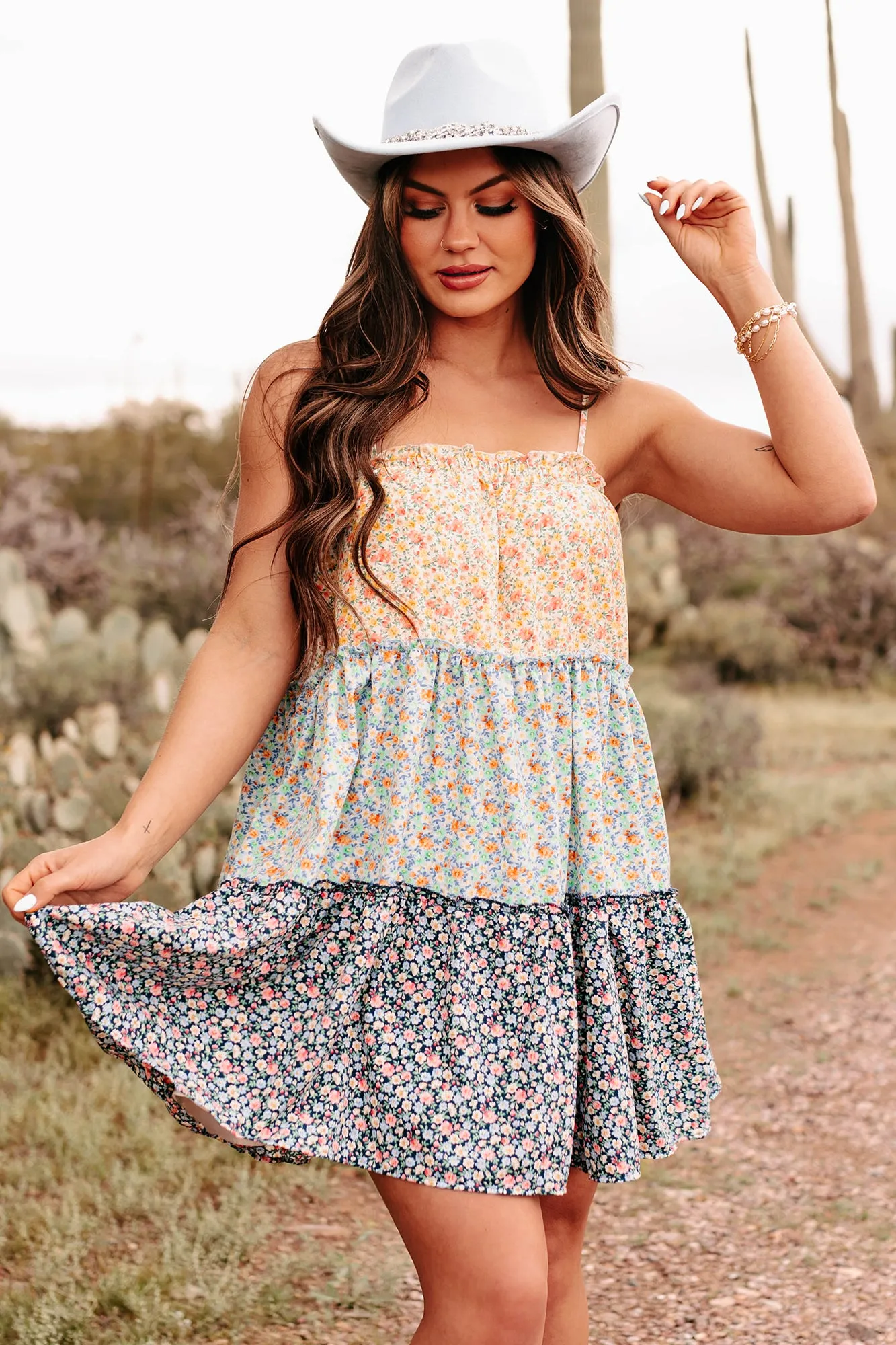 Ausdrucksformen der Schönheit Etagen-Floral-Minikleid (Weiß/Blau Mehrfarbig)