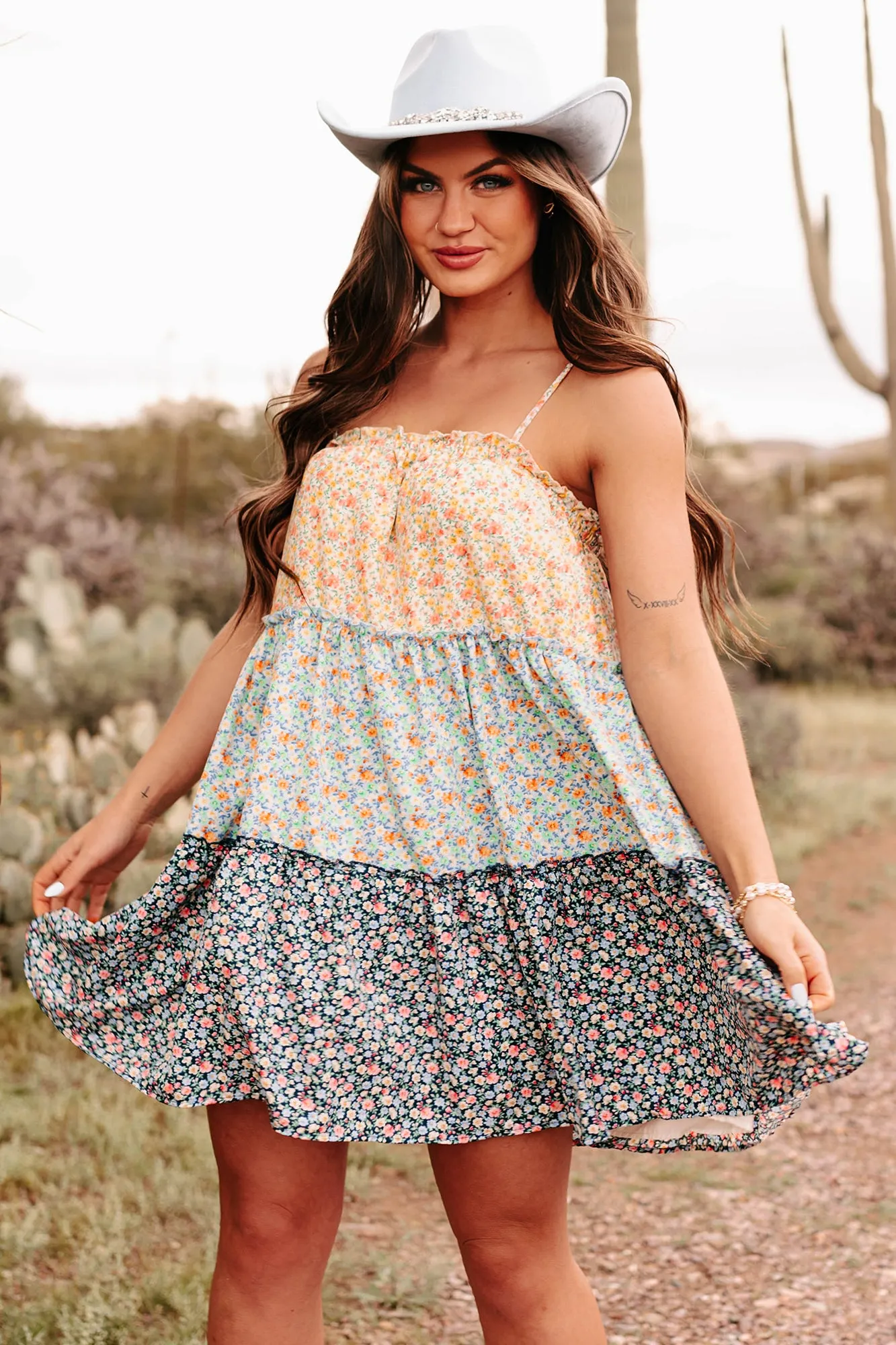 Ausdrucksformen der Schönheit Etagen-Floral-Minikleid (Weiß/Blau Mehrfarbig)