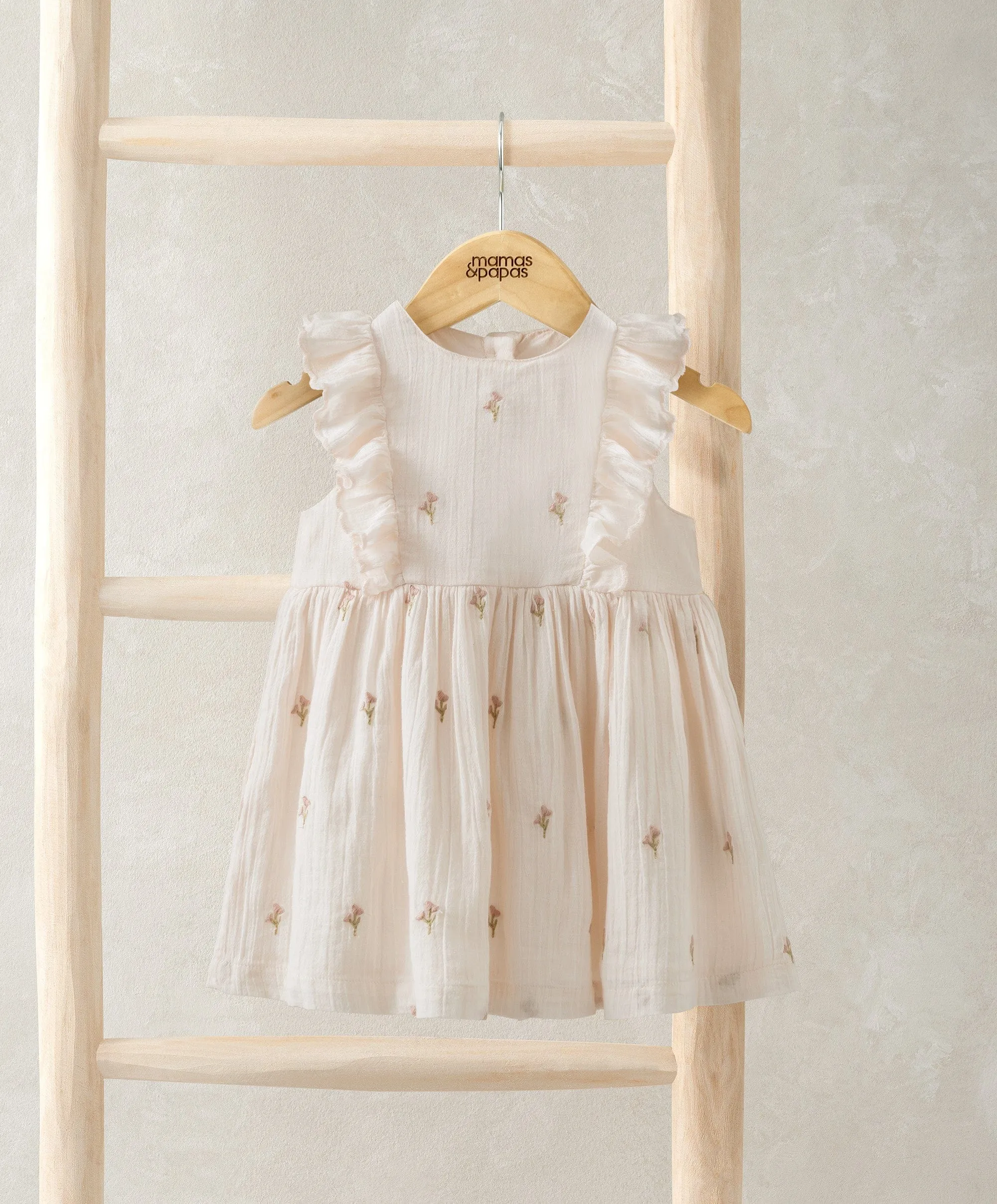 Blumenbesticktes Kleid