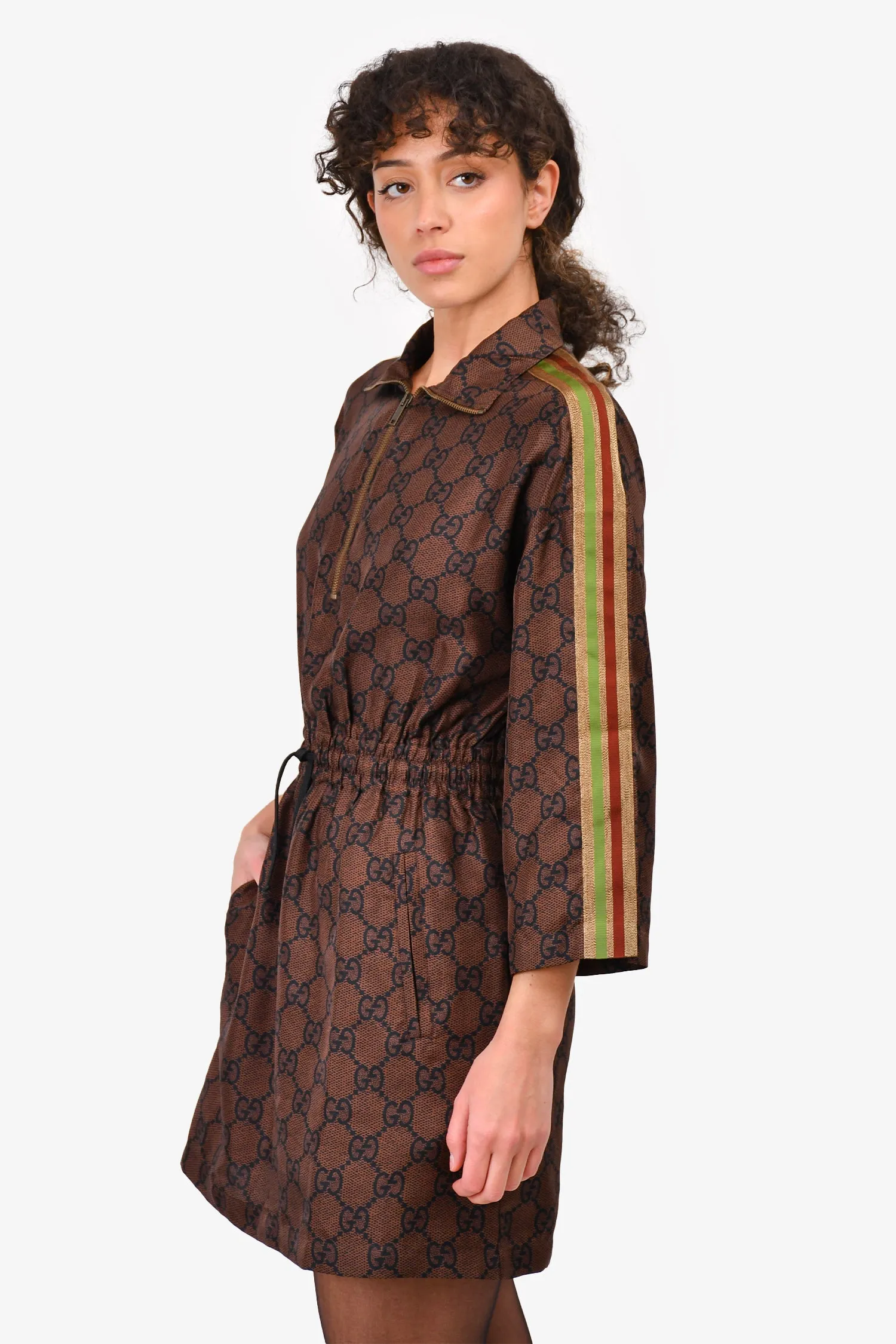 Gucci 2021 Braunes Monogramm-Seiden-Minikleid mit Viertelreißverschluss in Größe XS