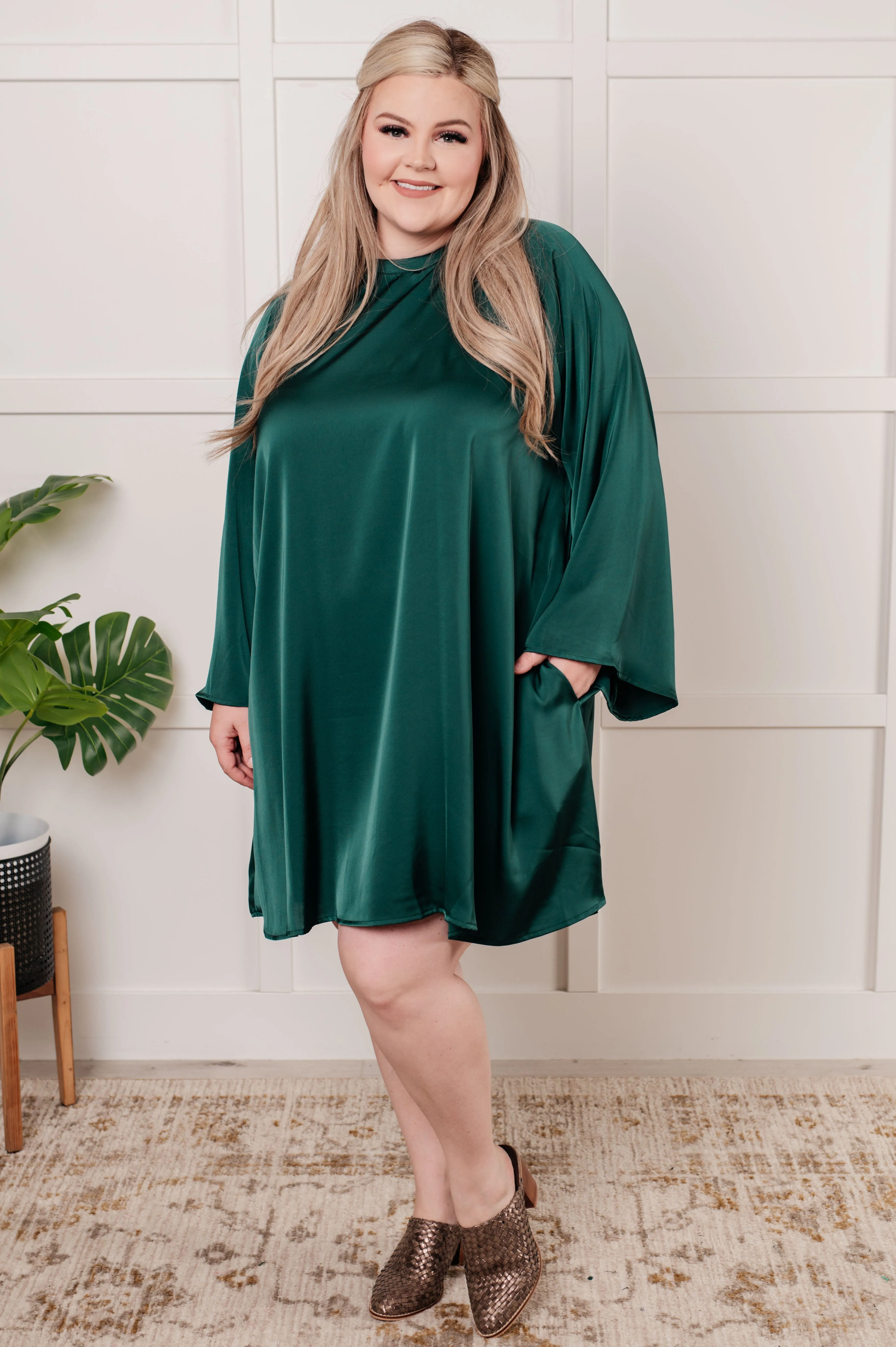 Ist es nicht wunderschön, das Poly-Satin-Kleid mit Schmetterlingsärmeln