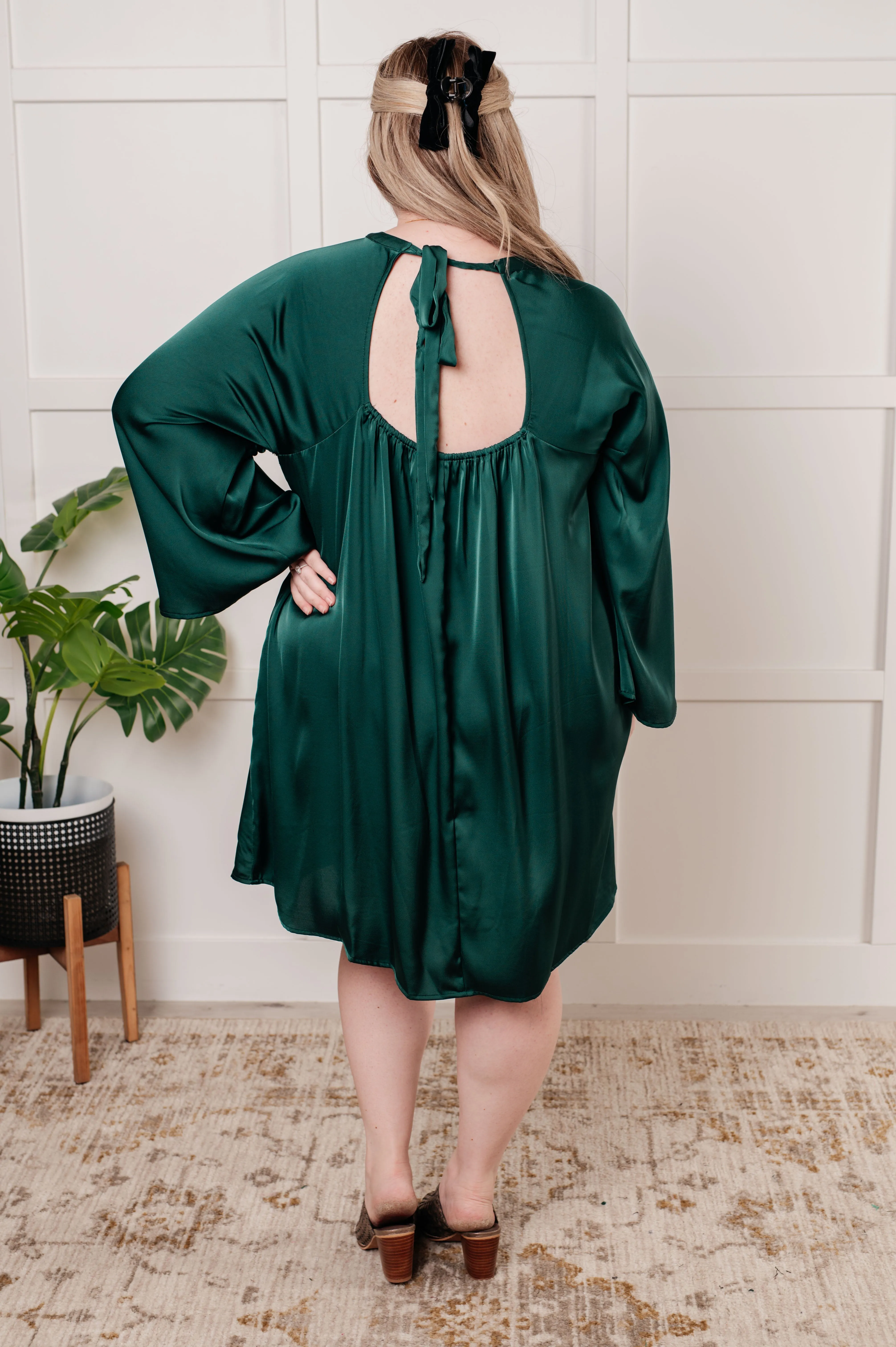 Ist es nicht wunderschön, das Poly-Satin-Kleid mit Schmetterlingsärmeln