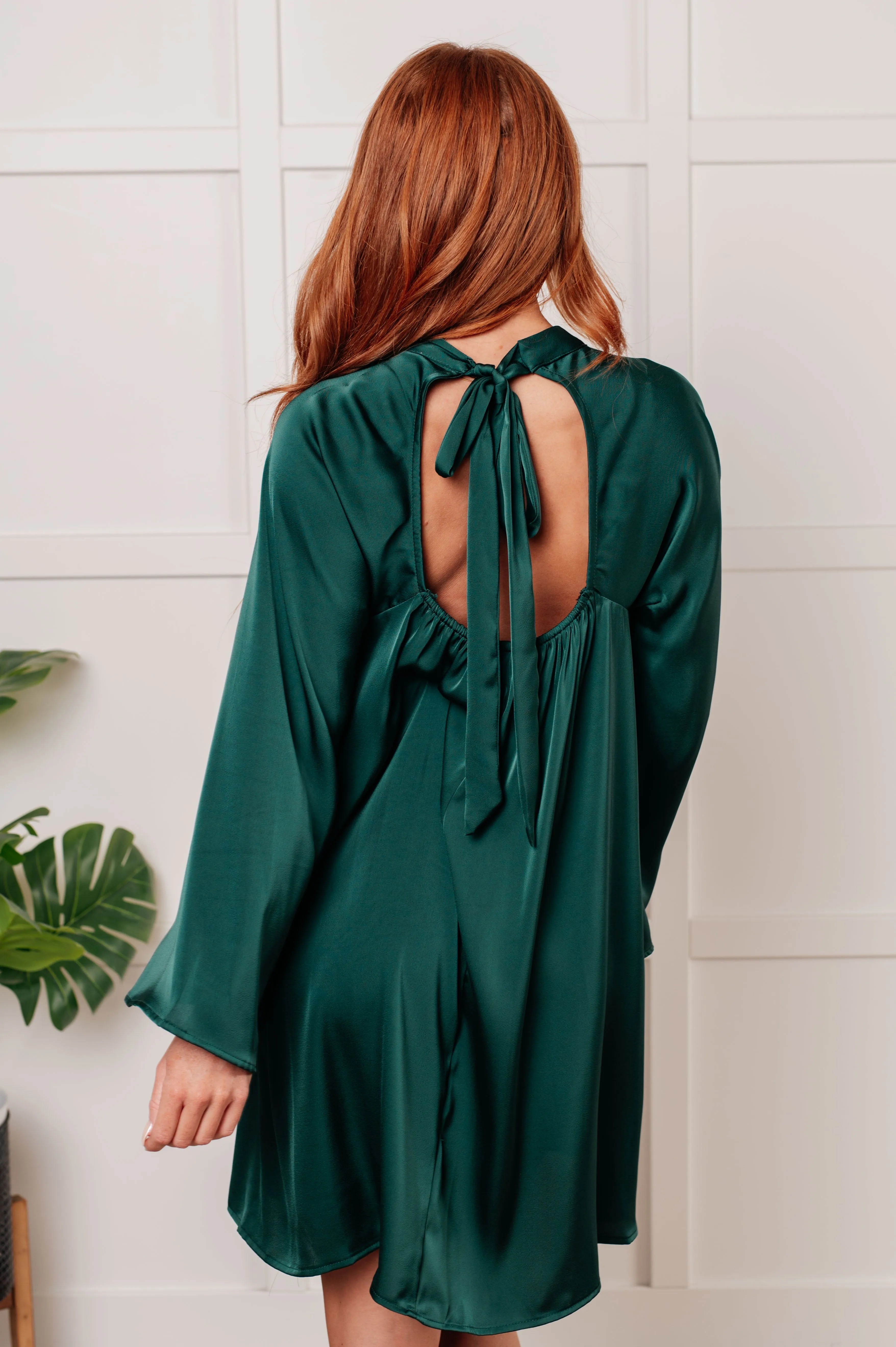 Ist es nicht wunderschön, das Poly-Satin-Kleid mit Schmetterlingsärmeln