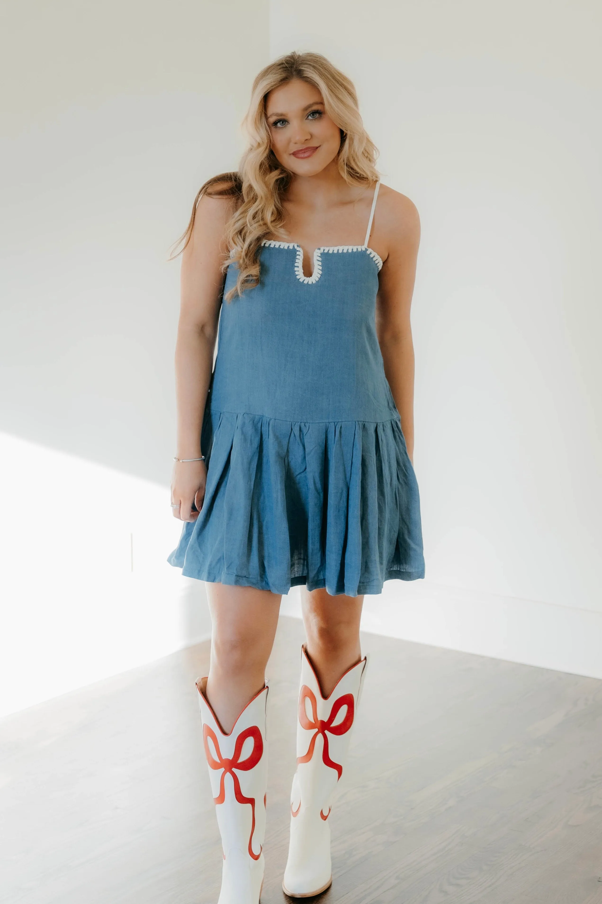Lilyana Denim Kleid mit Kontraststich-Detail