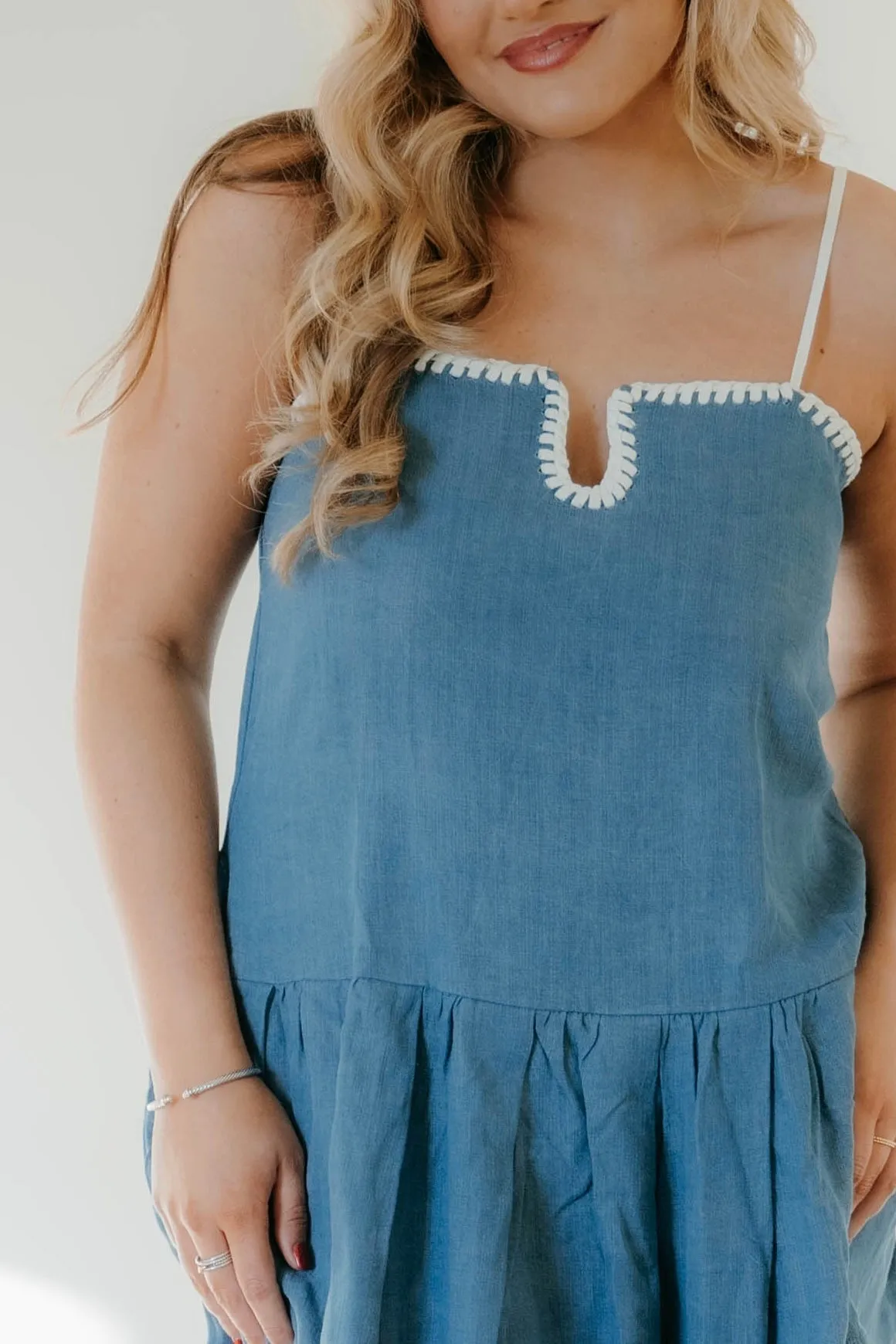 Lilyana Denim Kleid mit Kontraststich-Detail