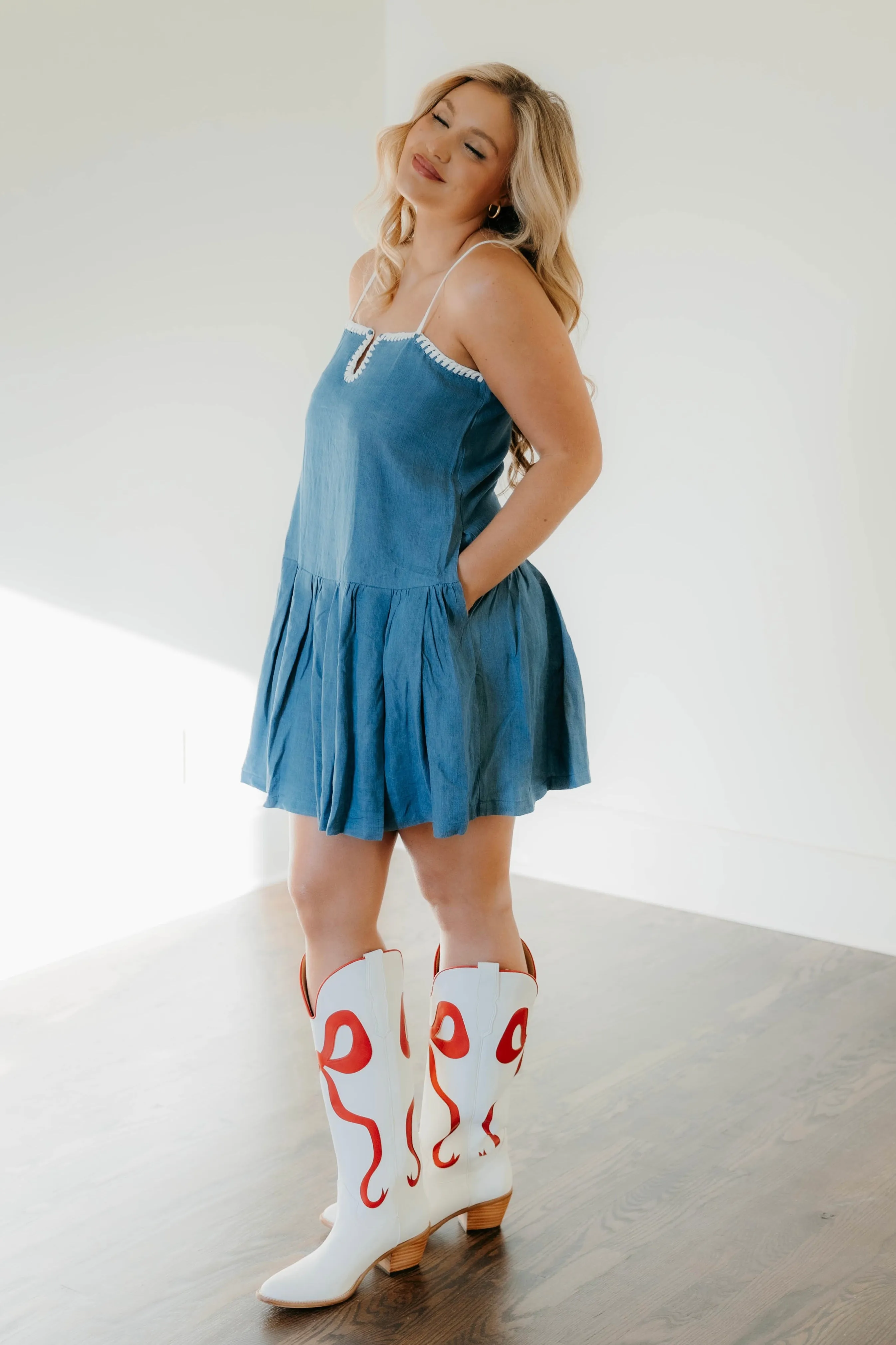 Lilyana Denim Kleid mit Kontraststich-Detail