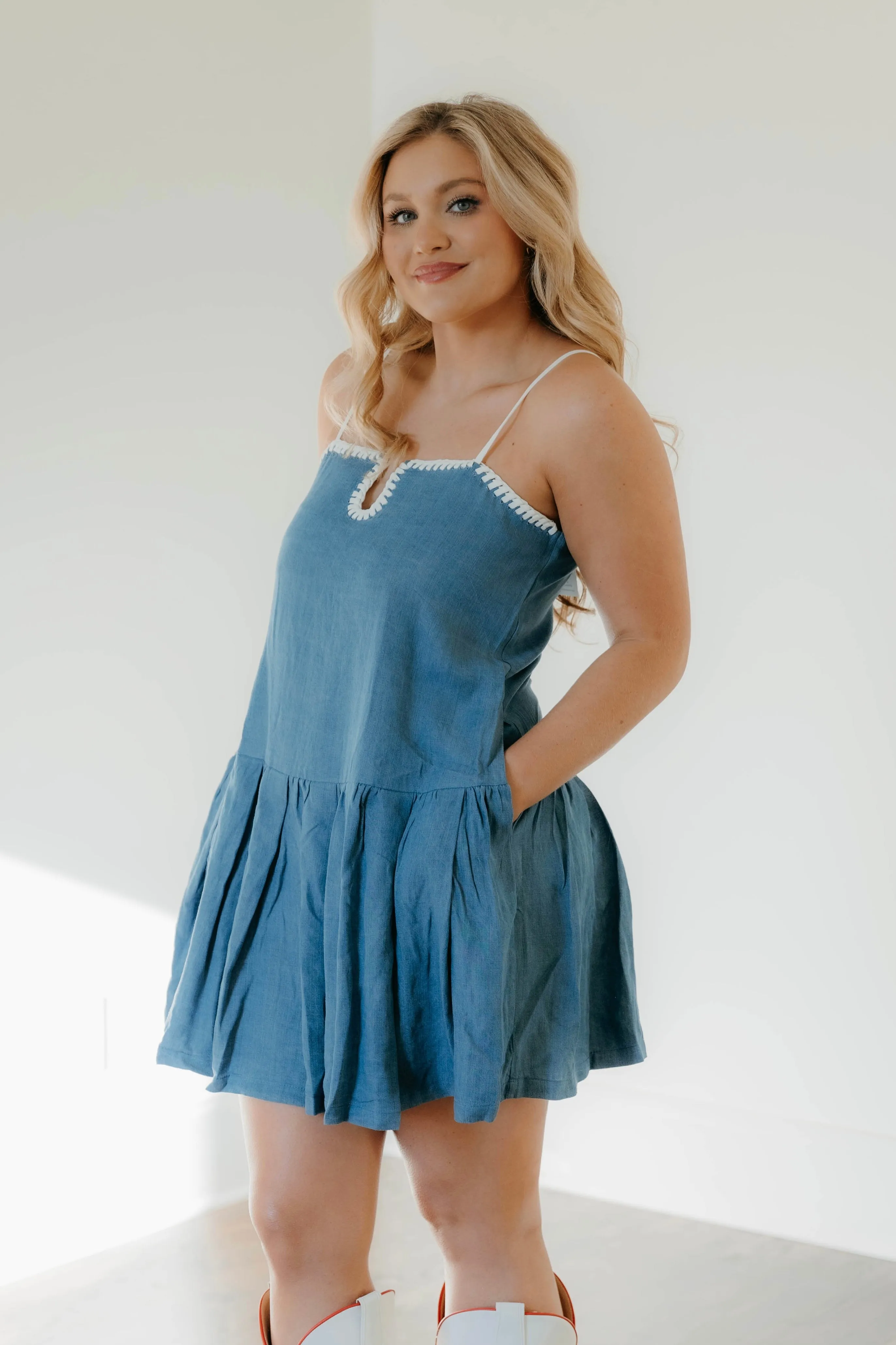 Lilyana Denim Kleid mit Kontraststich-Detail