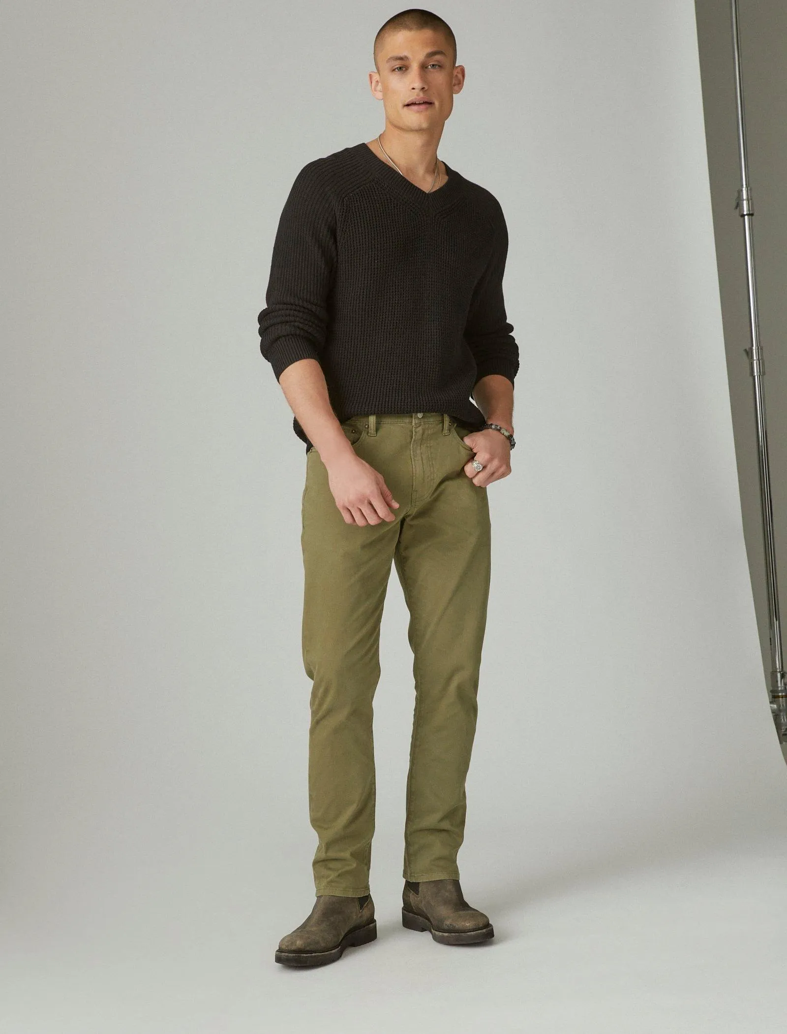 Lucky Brand 410 Athletic Straight Sateen Stretch Jeans in Salbeigrün