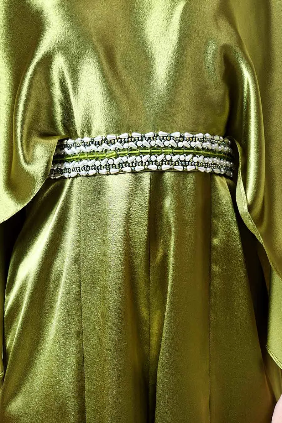 Metallisch grüner Jumpsuit mit verziertem Gürtel