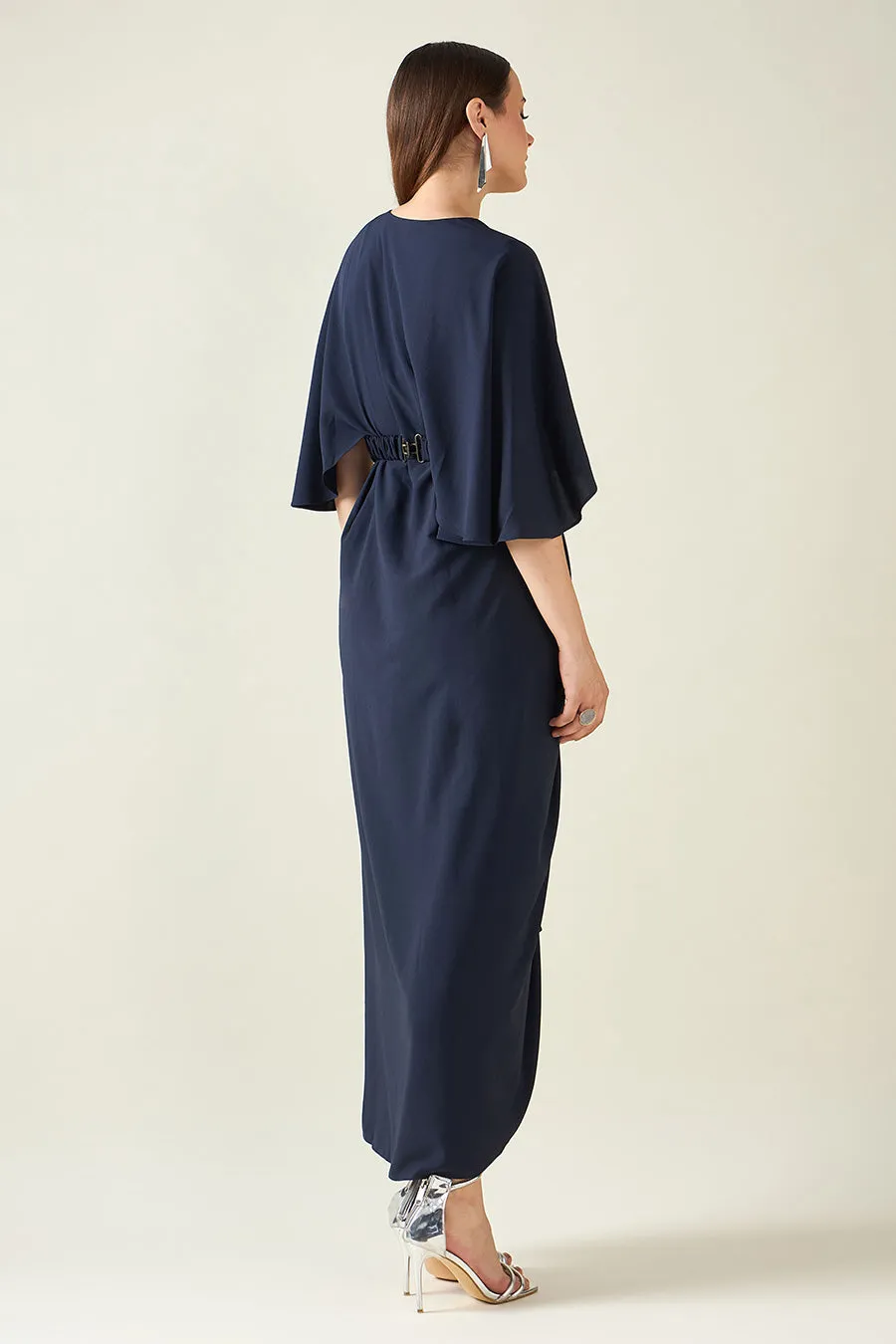 Mitternachtsblaues Drapierkleid mit Gürtel in Metallic-Optik