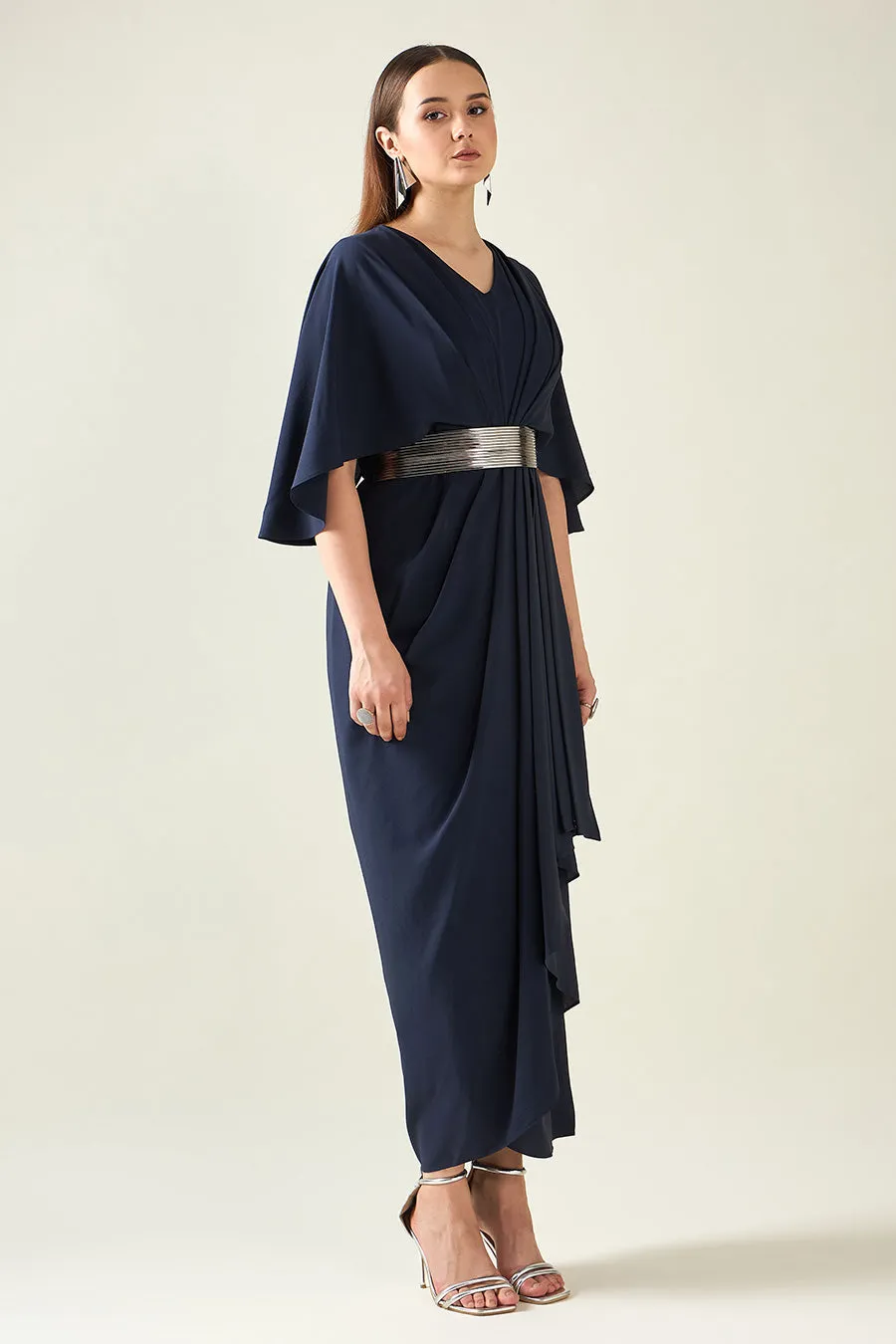 Mitternachtsblaues Drapierkleid mit Gürtel in Metallic-Optik