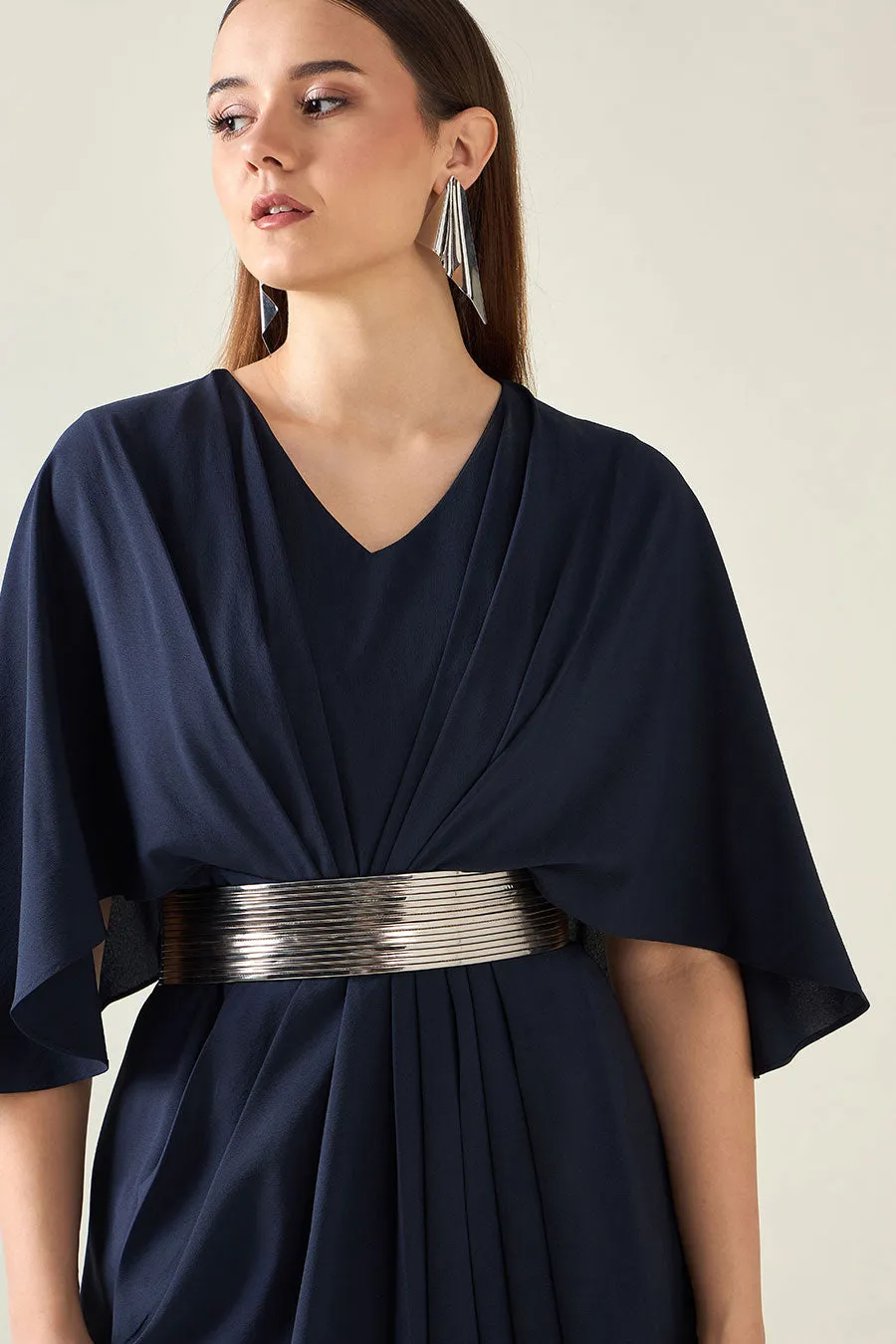 Mitternachtsblaues Drapierkleid mit Gürtel in Metallic-Optik