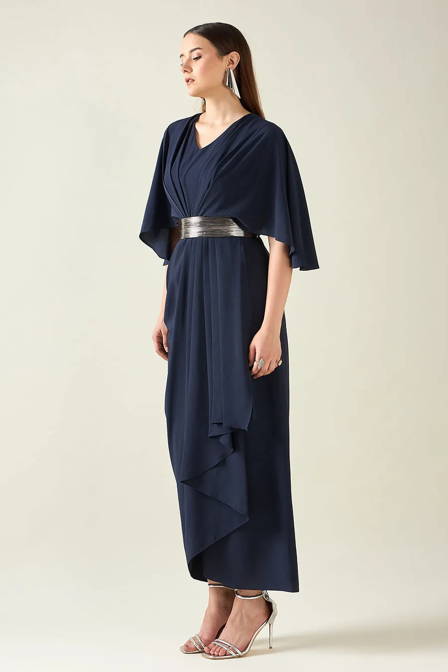 Mitternachtsblaues Drapierkleid mit Gürtel in Metallic-Optik