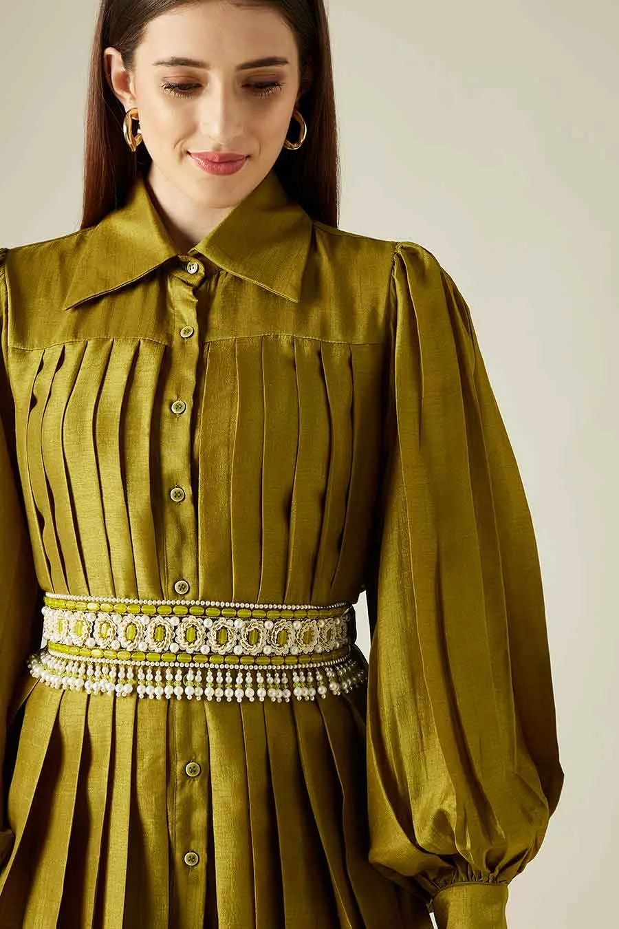 Olivfarbenes Plissé-Outfit mit verziertem Gürtel