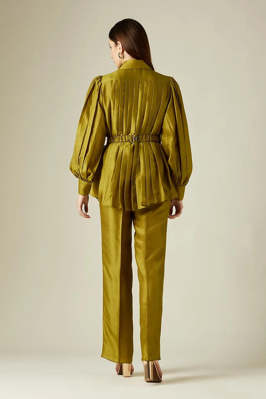 Olivfarbenes Plissé-Outfit mit verziertem Gürtel