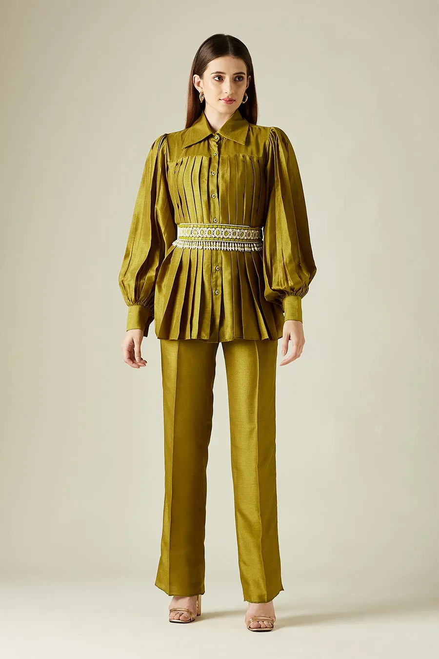 Olivfarbenes Plissé-Outfit mit verziertem Gürtel
