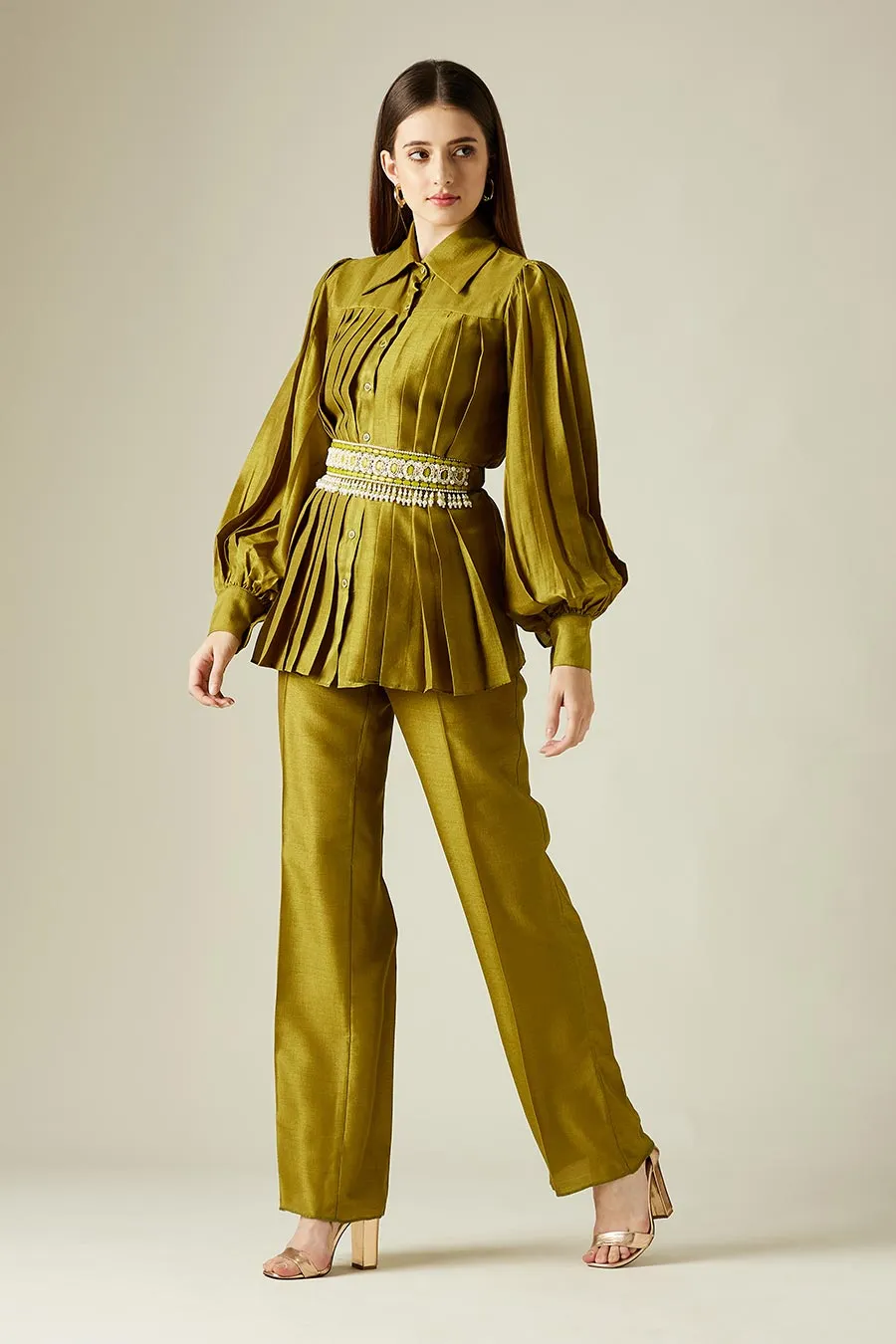 Olivfarbenes Plissé-Outfit mit verziertem Gürtel