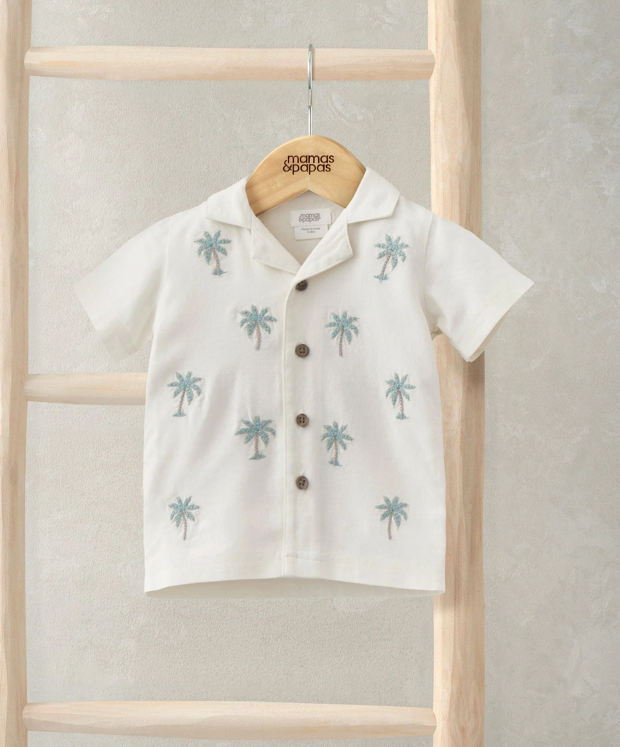 Palmbaum besticktes Hemd