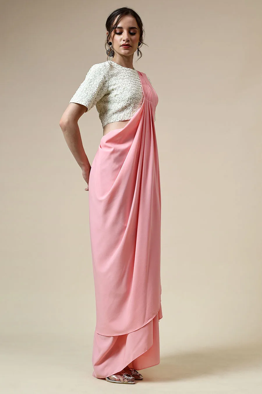Rosa vorgefaltetes Saree & besticktes Blusen-Set