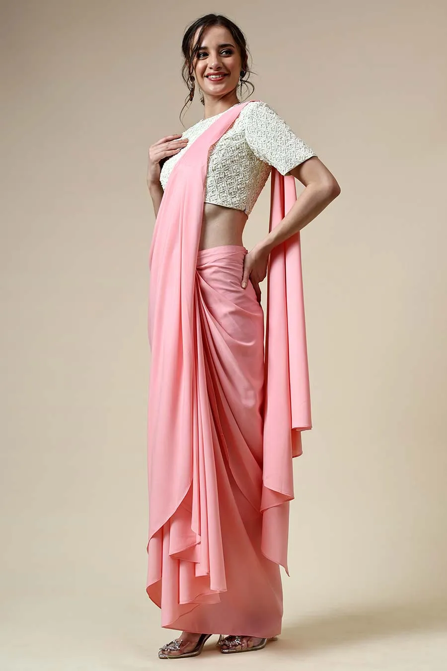 Rosa vorgefaltetes Saree & besticktes Blusen-Set