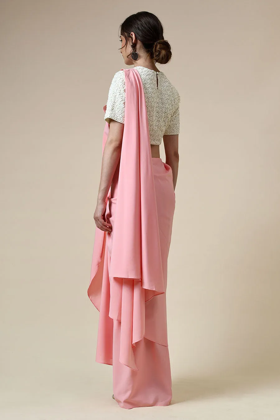 Rosa vorgefaltetes Saree & besticktes Blusen-Set