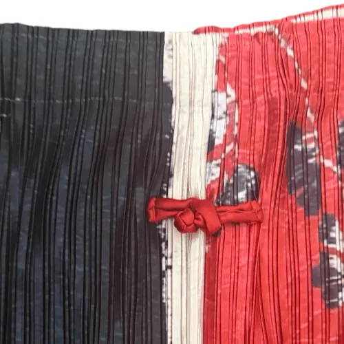 Mittellanger Faltenrock mit Bleistiftsilhouette und Schlitz