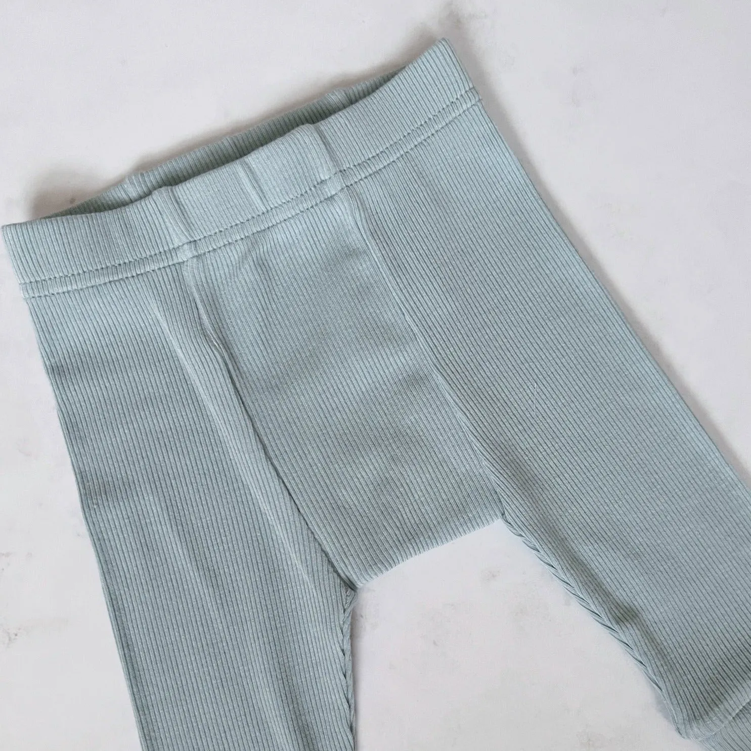 Gerippte Modal-Hose für Babykids_Atlas-Grau