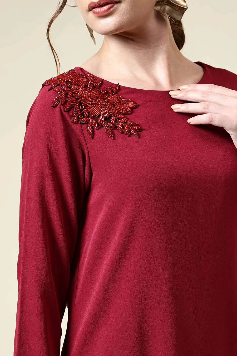 Rubinrotes verziertes drapiertes Tunika-Outfit-Set
