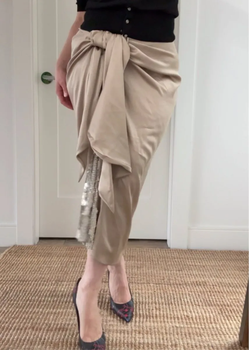 Satin-Überwurfrock mit matten Pailletten-Details