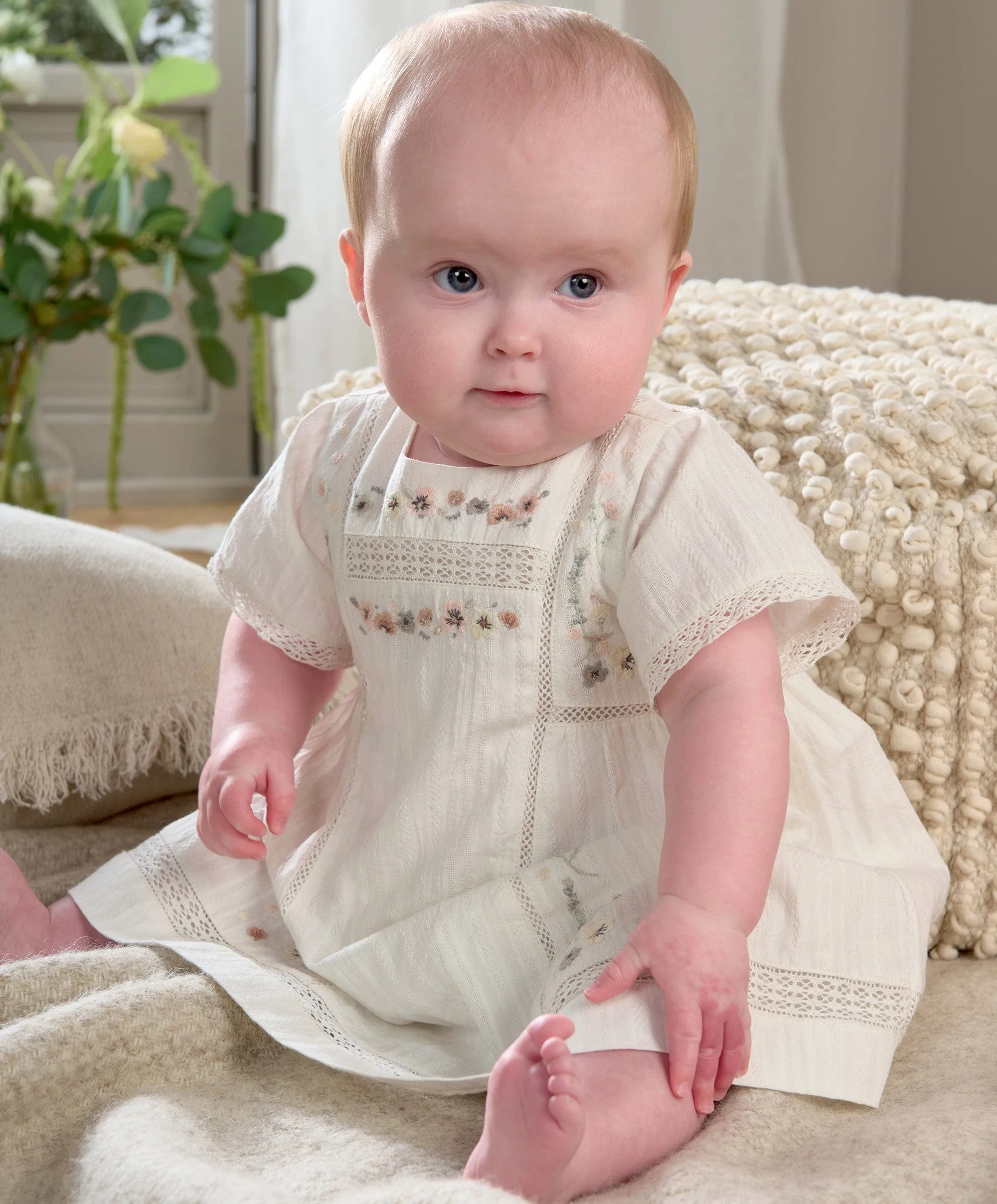 Kurzärmeliges Baumwollkleid mit Stickerei - Blumenmuster