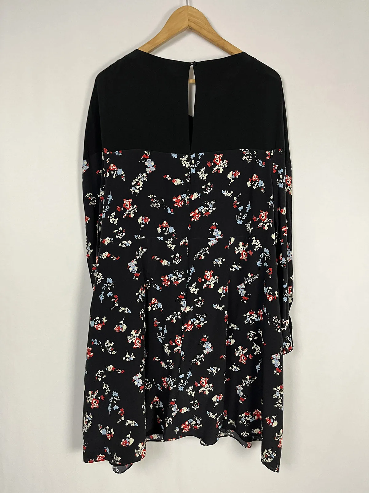 Tanya Taylor Größe 22 Schwarz & Rot Blümchen-Minikleid