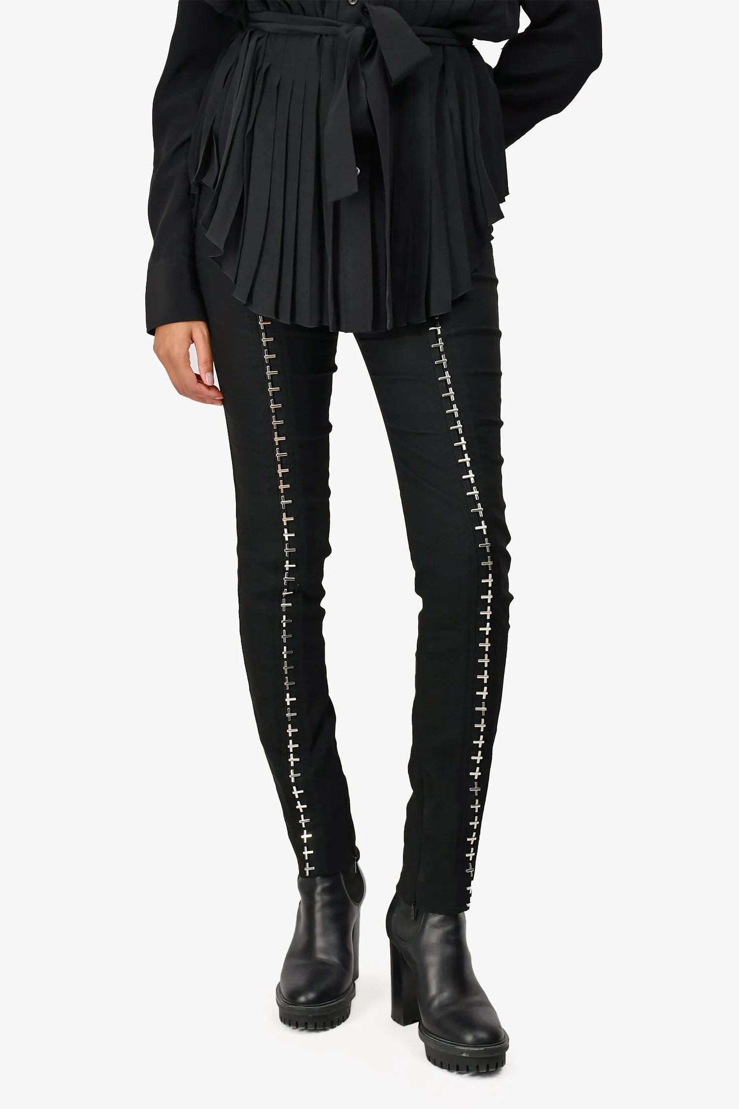 Versace Black Skinny Legged Hose mit Kreuzförmigen Hardware-Details Größe 40