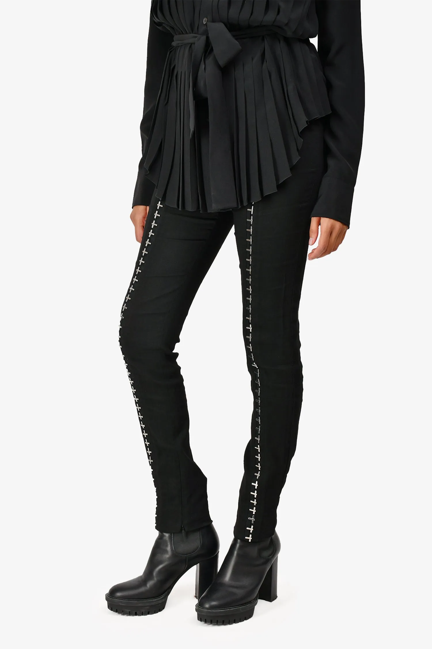 Versace Black Skinny Legged Hose mit Kreuzförmigen Hardware-Details Größe 40
